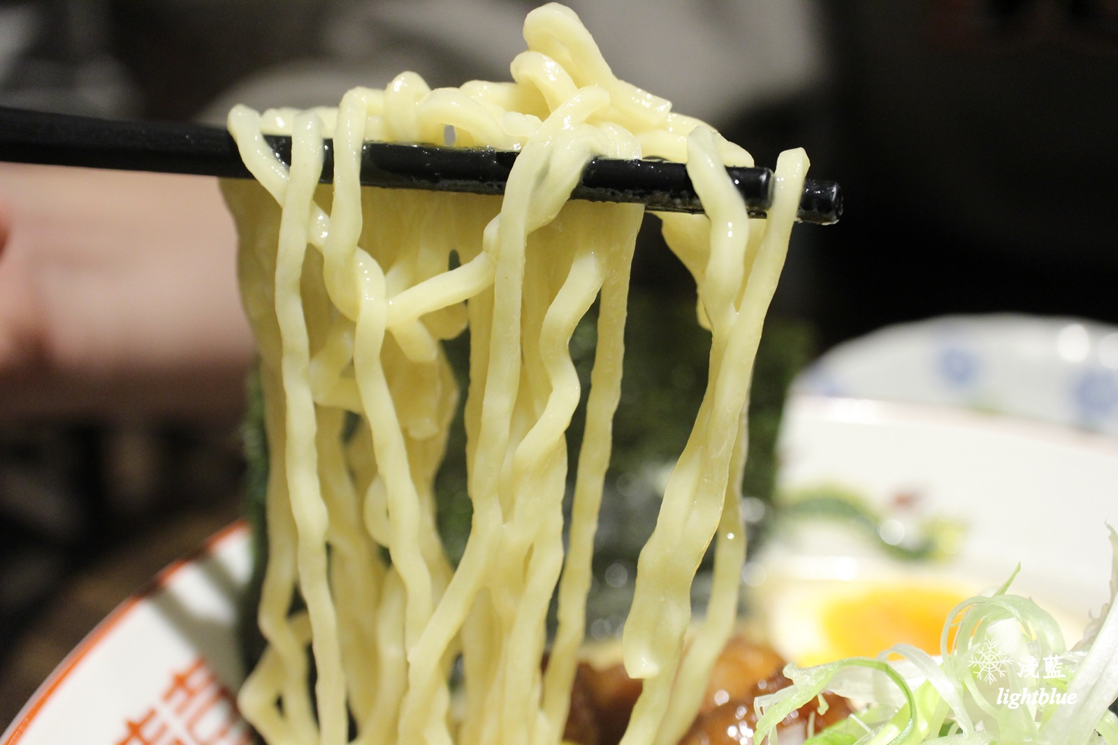 機捷A8站龜山林口長庚醫院美食：麵屋。濃 林口長庚店～走入日本場景，販賣機點餐客製化你的專屬拉麵