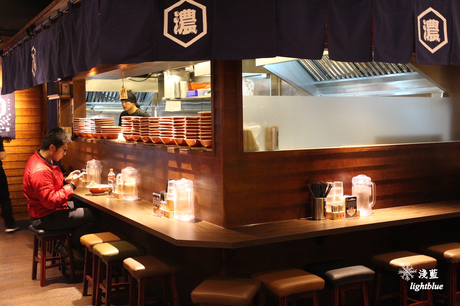 機捷A8站龜山林口長庚醫院美食：麵屋。濃 林口長庚店～走入日本場景，販賣機點餐客製化你的專屬拉麵