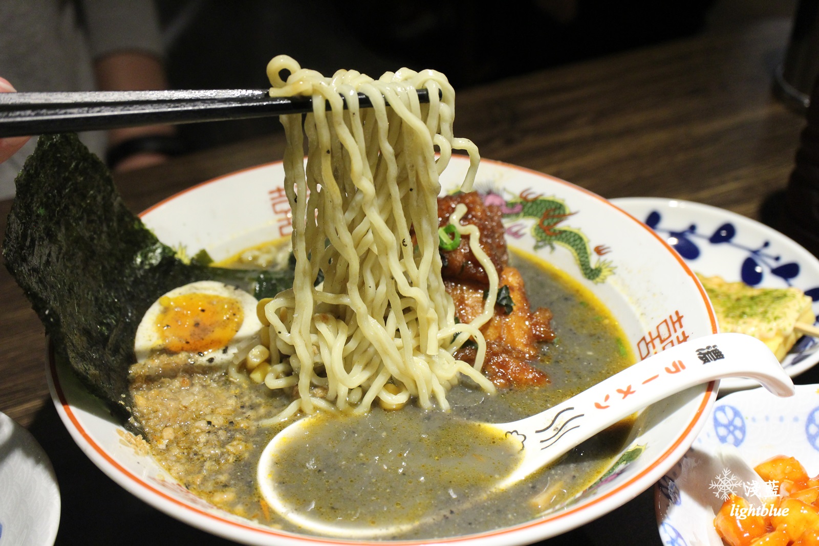 機捷A8站龜山林口長庚醫院美食：麵屋。濃 林口長庚店～走入日本場景，販賣機點餐客製化你的專屬拉麵