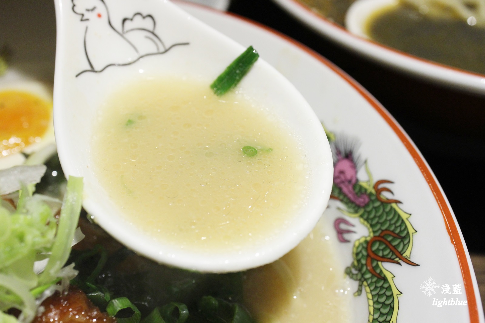 機捷A8站龜山林口長庚醫院美食：麵屋。濃 林口長庚店～走入日本場景，販賣機點餐客製化你的專屬拉麵