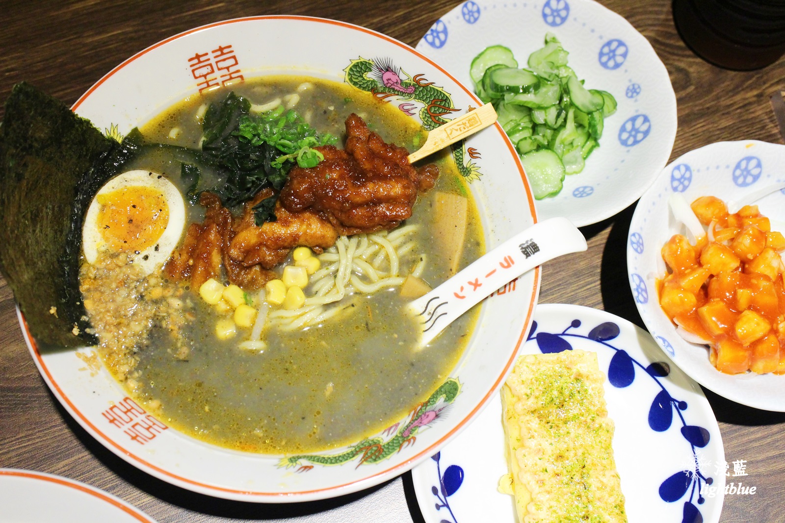 機捷A8站龜山林口長庚醫院美食：麵屋。濃 林口長庚店～走入日本場景，販賣機點餐客製化你的專屬拉麵