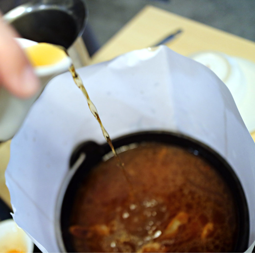 麻雕鍋-倒酒 (1).JPG