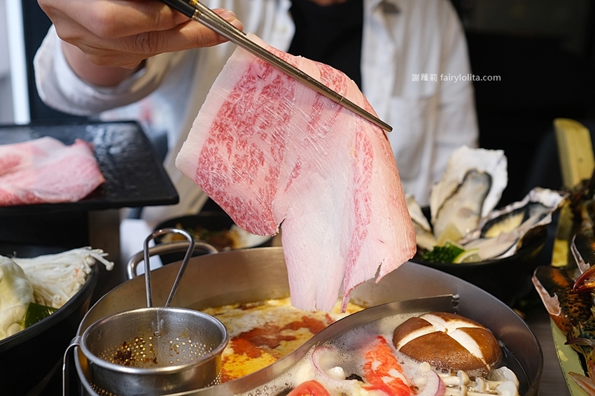 大魔大滿足鍋物(中壢店)。日本A5和牛、頂級龍蝦花蟹海鮮船,爽嗑13種夢幻食材每人只要千元,僅此一檔、錯過等明年! @蹦啾♥謝蘿莉 La vie heureuse