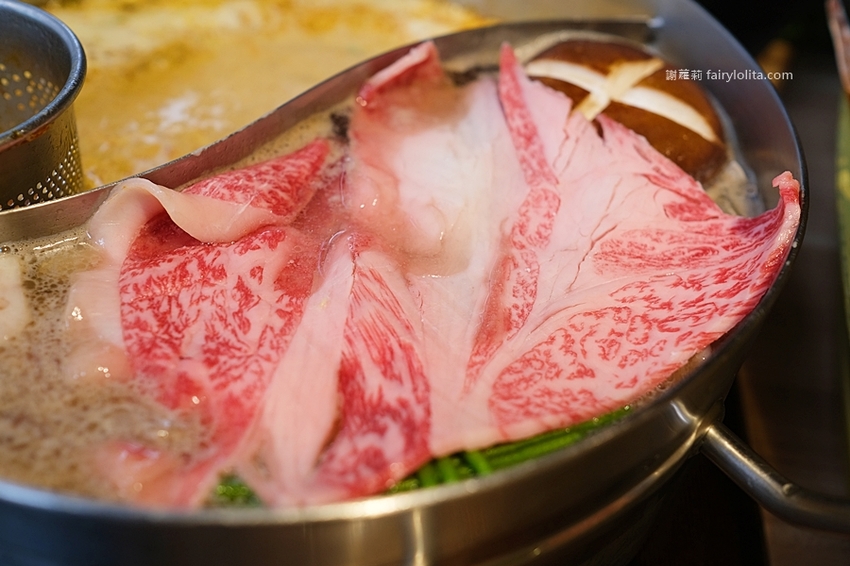 大魔大滿足鍋物(中壢店)。日本A5和牛、頂級龍蝦花蟹海鮮船,爽嗑13種夢幻食材每人只要千元,僅此一檔、錯過等明年! @蹦啾♥謝蘿莉 La vie heureuse