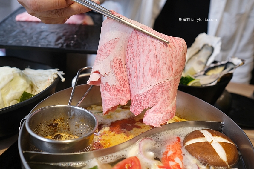 大魔大滿足鍋物(中壢店)。日本A5和牛、頂級龍蝦花蟹海鮮船,爽嗑13種夢幻食材每人只要千元,僅此一檔、錯過等明年! @蹦啾♥謝蘿莉 La vie heureuse