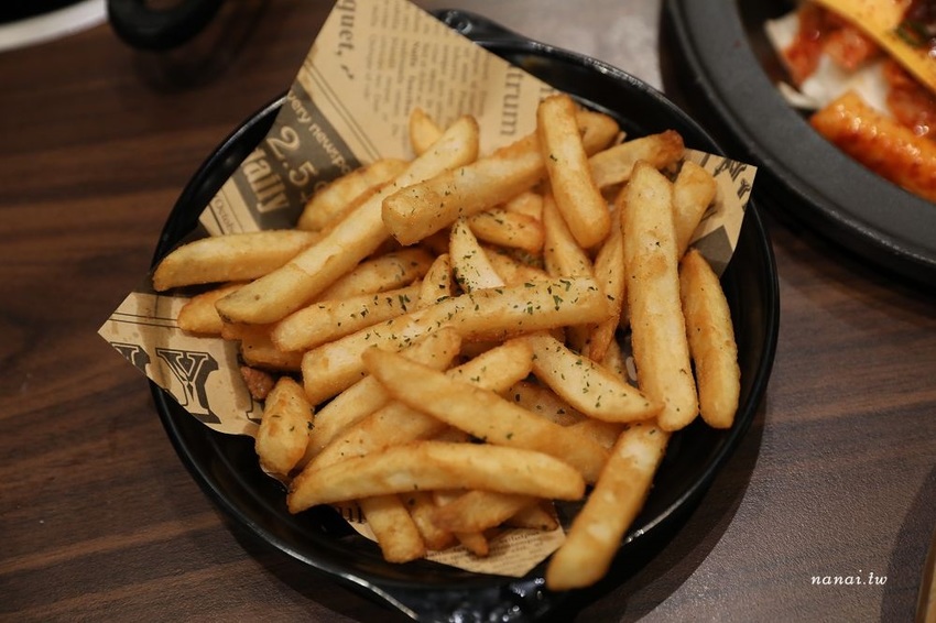 劉震川韓潮吧(秀泰站前店S2館)。火烤兩吃韓式鑄鐵鍋,兩種吃法一次滿足,BTS防彈少年團應援餐廳