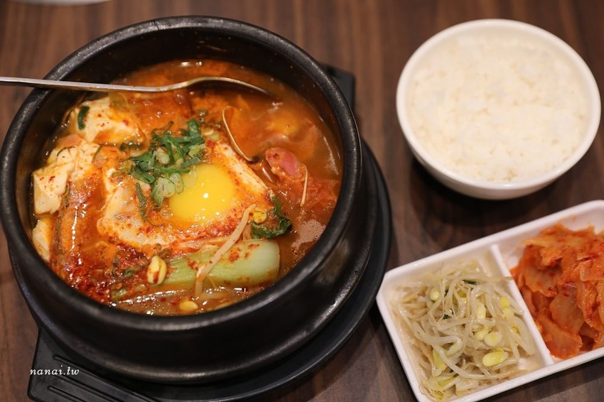 劉震川韓潮吧(秀泰站前店S2館)。火烤兩吃韓式鑄鐵鍋,兩種吃法一次滿足,BTS防彈少年團應援餐廳