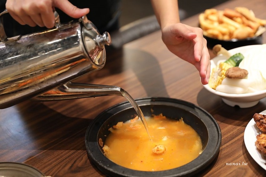 劉震川韓潮吧(秀泰站前店S2館)。火烤兩吃韓式鑄鐵鍋,兩種吃法一次滿足,BTS防彈少年團應援餐廳