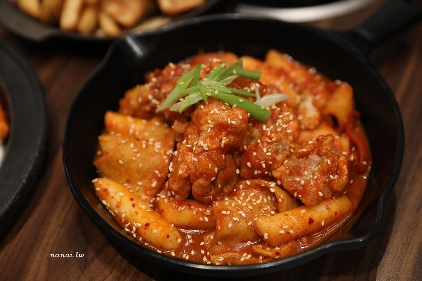 劉震川韓潮吧(秀泰站前店S2館)。火烤兩吃韓式鑄鐵鍋,兩種吃法一次滿足,BTS防彈少年團應援餐廳