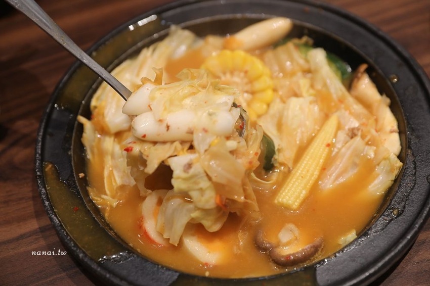 劉震川韓潮吧(秀泰站前店S2館)。火烤兩吃韓式鑄鐵鍋,兩種吃法一次滿足,BTS防彈少年團應援餐廳