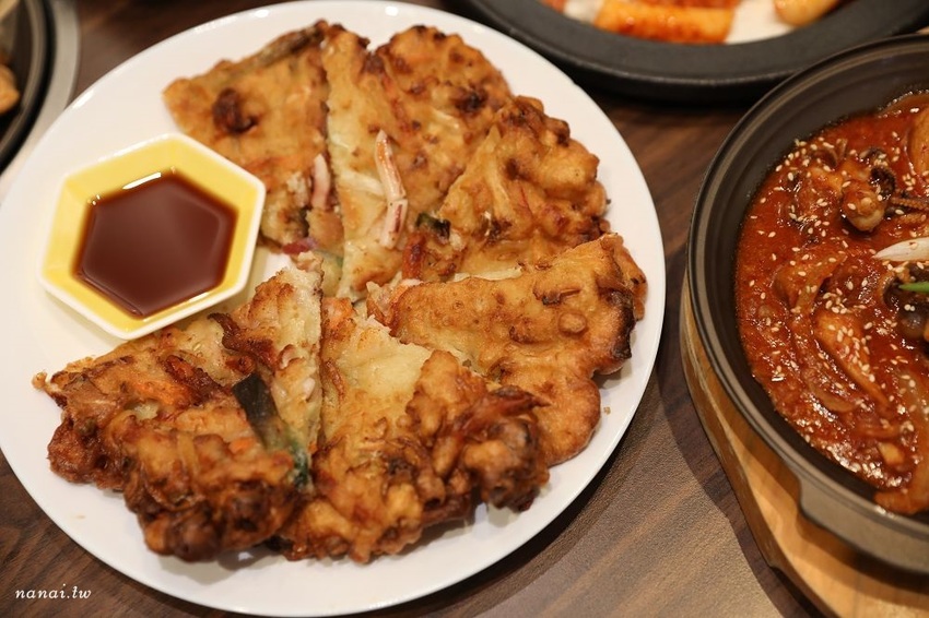 劉震川韓潮吧(秀泰站前店S2館)。火烤兩吃韓式鑄鐵鍋,兩種吃法一次滿足,BTS防彈少年團應援餐廳