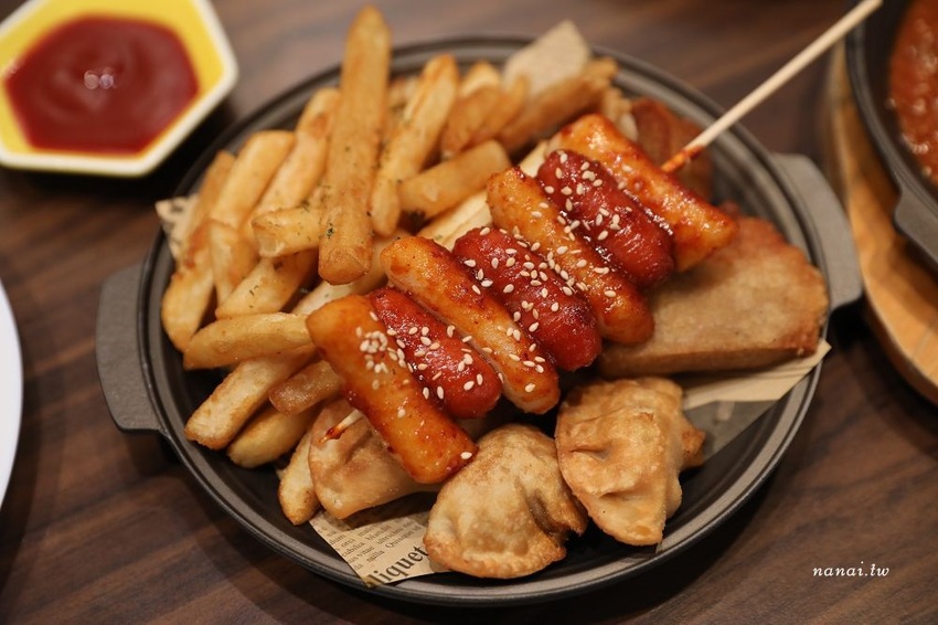 劉震川韓潮吧(秀泰站前店S2館)。火烤兩吃韓式鑄鐵鍋,兩種吃法一次滿足,BTS防彈少年團應援餐廳