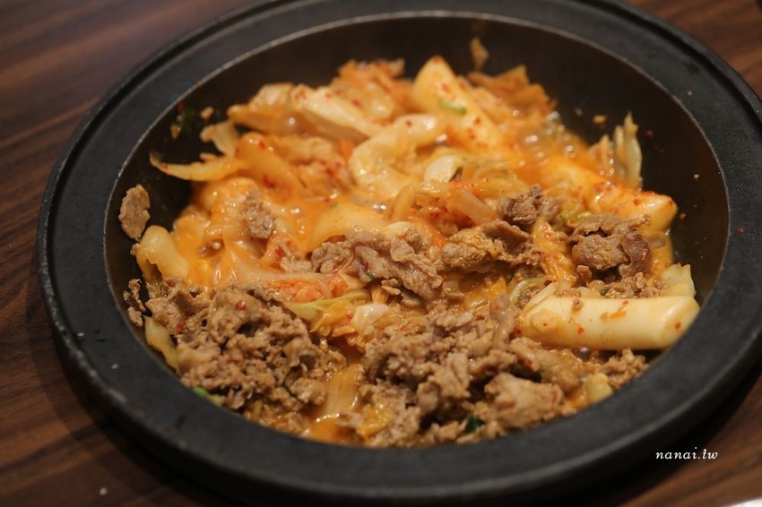 劉震川韓潮吧(秀泰站前店S2館)。火烤兩吃韓式鑄鐵鍋,兩種吃法一次滿足,BTS防彈少年團應援餐廳