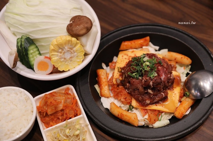 劉震川韓潮吧(秀泰站前店S2館)。火烤兩吃韓式鑄鐵鍋,兩種吃法一次滿足,BTS防彈少年團應援餐廳