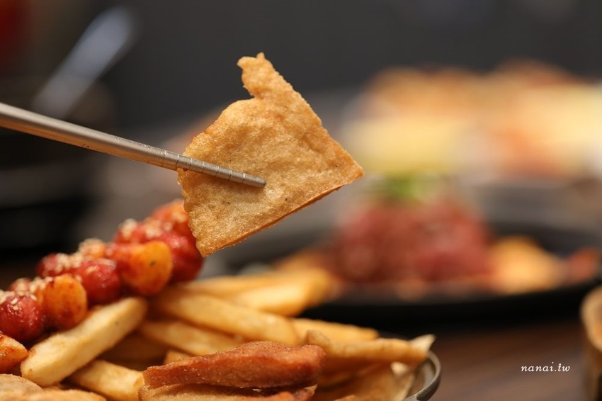 劉震川韓潮吧(秀泰站前店S2館)。火烤兩吃韓式鑄鐵鍋,兩種吃法一次滿足,BTS防彈少年團應援餐廳