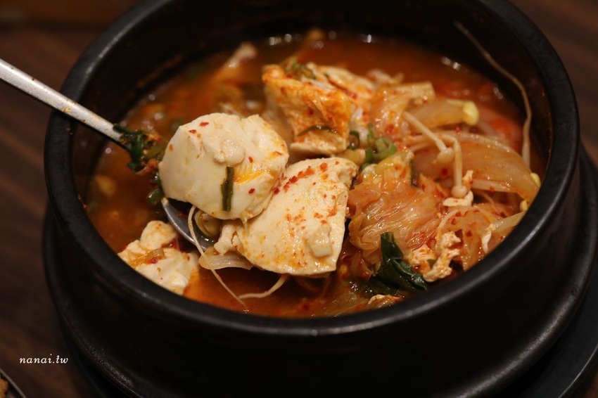 劉震川韓潮吧(秀泰站前店S2館)。火烤兩吃韓式鑄鐵鍋,兩種吃法一次滿足,BTS防彈少年團應援餐廳