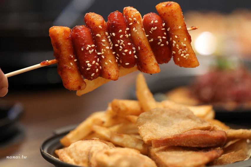 劉震川韓潮吧(秀泰站前店S2館)。火烤兩吃韓式鑄鐵鍋,兩種吃法一次滿足,BTS防彈少年團應援餐廳