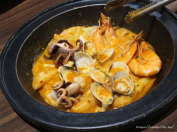 劉震川日韓大食館-秀泰廣場台中站前店:台中美食│劉震川日韓大食館-秀泰廣場台中站前店〃韓式料理推薦,獨創火烤兩吃!狠蝦海陸痛風鍋霸氣登場~