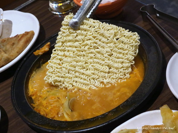 劉震川日韓大食館-秀泰廣場台中站前店:台中美食│劉震川日韓大食館-秀泰廣場台中站前店〃韓式料理推薦,獨創火烤兩吃!狠蝦海陸痛風鍋霸氣登場~