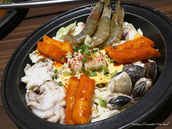 劉震川日韓大食館-秀泰廣場台中站前店:台中美食│劉震川日韓大食館-秀泰廣場台中站前店〃韓式料理推薦,獨創火烤兩吃!狠蝦海陸痛風鍋霸氣登場~