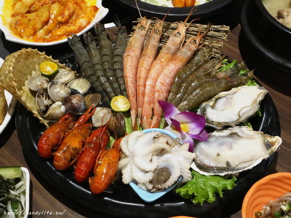 劉震川日韓大食館-秀泰廣場台中站前店:台中美食│劉震川日韓大食館-秀泰廣場台中站前店〃韓式料理推薦,獨創火烤兩吃!狠蝦海陸痛風鍋霸氣登場~