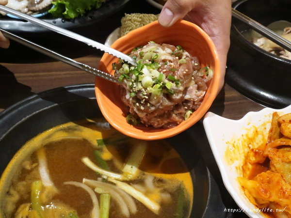 劉震川日韓大食館-秀泰廣場台中站前店:台中美食│劉震川日韓大食館-秀泰廣場台中站前店〃韓式料理推薦,獨創火烤兩吃!狠蝦海陸痛風鍋霸氣登場~