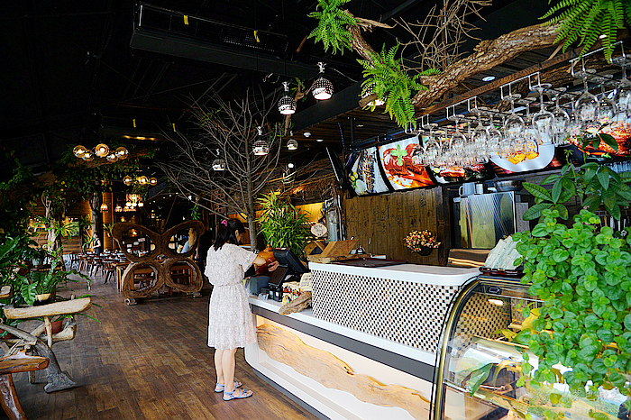 花蓮落羽松景觀餐廳！松湖驛站落羽松湖畔美景，品嚐各國美食合菜下午茶。