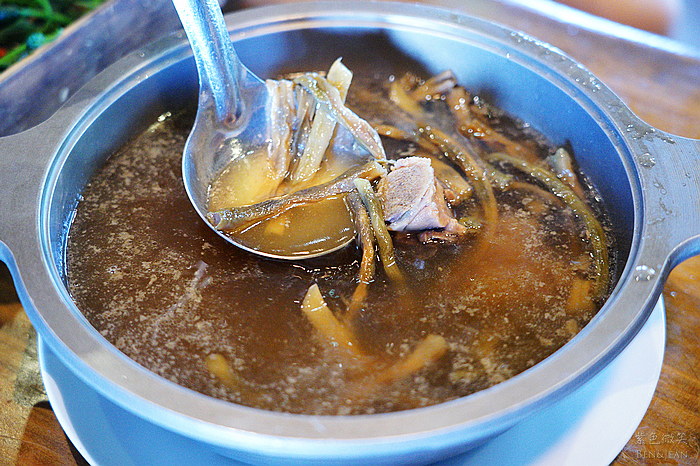 花蓮落羽松景觀餐廳！松湖驛站落羽松湖畔美景，品嚐各國美食合菜下午茶。