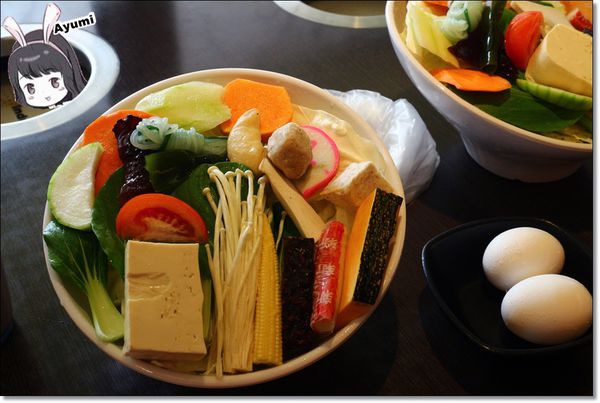 樂點涮涮鍋：[食記]►新北板橋區◄樂點涮涮鍋－天冷想吃鍋，來這就對了！自助吧還有水果跟蛋糕可以吃、推薦CP值超高的嚴選肩小排&海鮮總匯