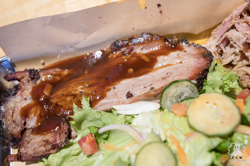 爸爸Kevin美食BBQ｜台北中山行天宮站食記｜GOOGLE評分1600則高達4.6分的美式烤肉料理，醬味香濃可口且台灣少見的特色美食 - 卡爾茗 C.L.M.