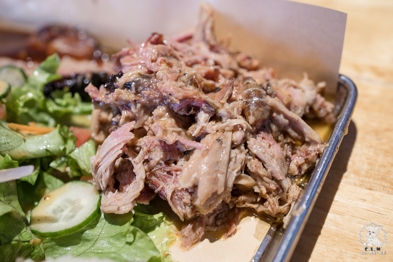 爸爸Kevin美食BBQ｜台北中山行天宮站食記｜GOOGLE評分1600則高達4.6分的美式烤肉料理，醬味香濃可口且台灣少見的特色美食 - 卡爾茗 C.L.M.