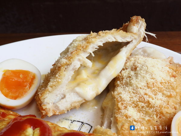 新鮮人蛋包飯：〖台中│美食〗新鮮人蛋包飯 ❤ 東海商圈平價又好吃的咖哩蛋包飯!!自製熬煮美味咖哩醬，搭配現煎好吃的蛋包飯，還有炙燒香濃起司可以添加唷~