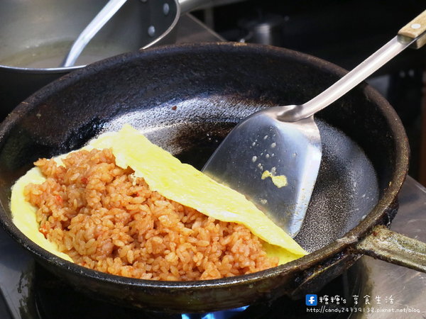 新鮮人蛋包飯：〖台中│美食〗新鮮人蛋包飯 ❤ 東海商圈平價又好吃的咖哩蛋包飯!!自製熬煮美味咖哩醬，搭配現煎好吃的蛋包飯，還有炙燒香濃起司可以添加唷~