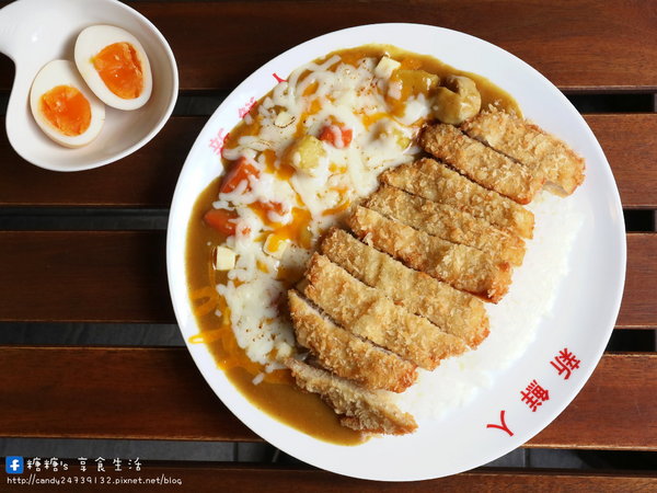 新鮮人蛋包飯：〖台中│美食〗新鮮人蛋包飯 ❤ 東海商圈平價又好吃的咖哩蛋包飯!!自製熬煮美味咖哩醬，搭配現煎好吃的蛋包飯，還有炙燒香濃起司可以添加唷~