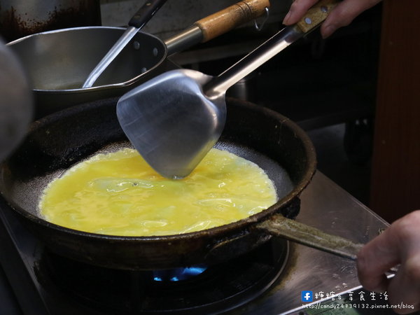 新鮮人蛋包飯：〖台中│美食〗新鮮人蛋包飯 ❤ 東海商圈平價又好吃的咖哩蛋包飯!!自製熬煮美味咖哩醬，搭配現煎好吃的蛋包飯，還有炙燒香濃起司可以添加唷~
