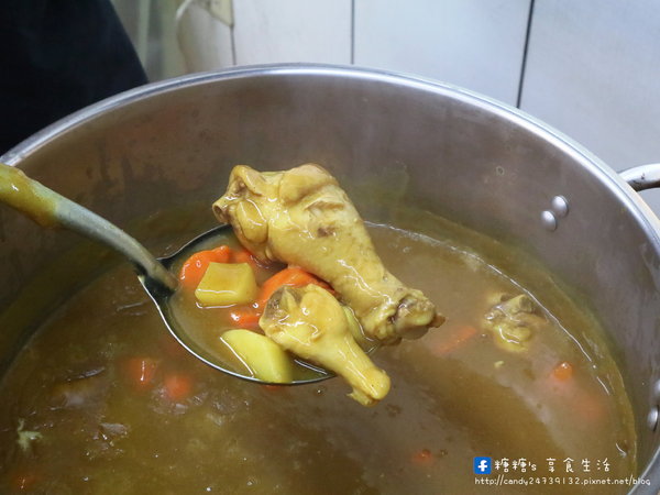 新鮮人蛋包飯：〖台中│美食〗新鮮人蛋包飯 ❤ 東海商圈平價又好吃的咖哩蛋包飯!!自製熬煮美味咖哩醬，搭配現煎好吃的蛋包飯，還有炙燒香濃起司可以添加唷~