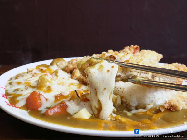 新鮮人蛋包飯：〖台中│美食〗新鮮人蛋包飯 ❤ 東海商圈平價又好吃的咖哩蛋包飯!!自製熬煮美味咖哩醬，搭配現煎好吃的蛋包飯，還有炙燒香濃起司可以添加唷~