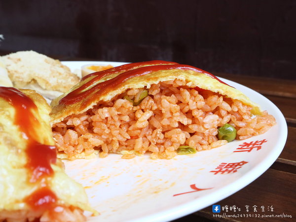 新鮮人蛋包飯：〖台中│美食〗新鮮人蛋包飯 ❤ 東海商圈平價又好吃的咖哩蛋包飯!!自製熬煮美味咖哩醬，搭配現煎好吃的蛋包飯，還有炙燒香濃起司可以添加唷~