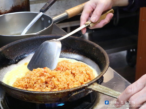 新鮮人蛋包飯：〖台中│美食〗新鮮人蛋包飯 ❤ 東海商圈平價又好吃的咖哩蛋包飯!!自製熬煮美味咖哩醬，搭配現煎好吃的蛋包飯，還有炙燒香濃起司可以添加唷~