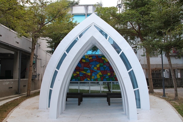 臺中市立圖書館霧峰以文分館:【台中霧峰景點】搶先曝光~臺中市立圖書館霧峰以文分館,隱藏版的夢幻小教堂與LOVE造景,約會美拍新地標