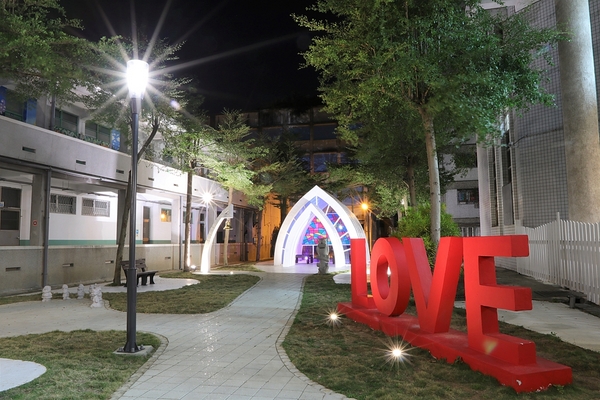 臺中市立圖書館霧峰以文分館:【台中霧峰景點】搶先曝光~臺中市立圖書館霧峰以文分館,隱藏版的夢幻小教堂與LOVE造景,約會美拍新地標