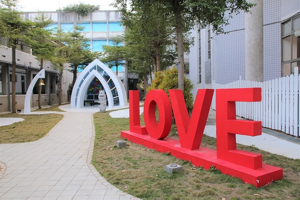 臺中市立圖書館霧峰以文分館:【台中霧峰景點】搶先曝光~臺中市立圖書館霧峰以文分館,隱藏版的夢幻小教堂與LOVE造景,約會美拍新地標