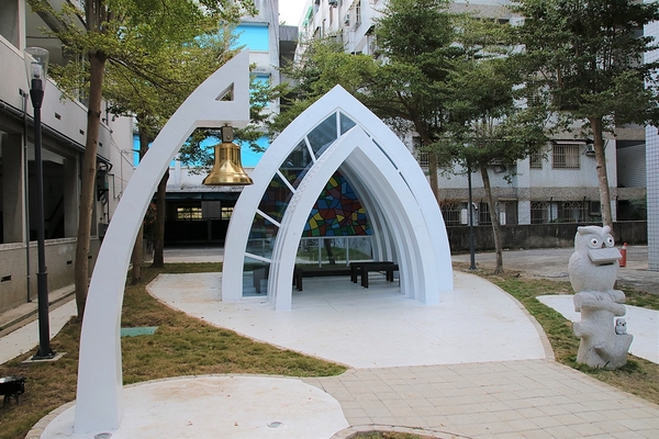 臺中市立圖書館霧峰以文分館:【台中霧峰景點】搶先曝光~臺中市立圖書館霧峰以文分館,隱藏版的夢幻小教堂與LOVE造景,約會美拍新地標