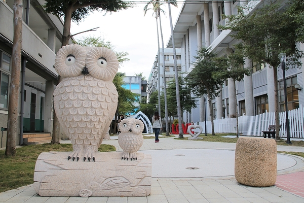 臺中市立圖書館霧峰以文分館:【台中霧峰景點】搶先曝光~臺中市立圖書館霧峰以文分館,隱藏版的夢幻小教堂與LOVE造景,約會美拍新地標