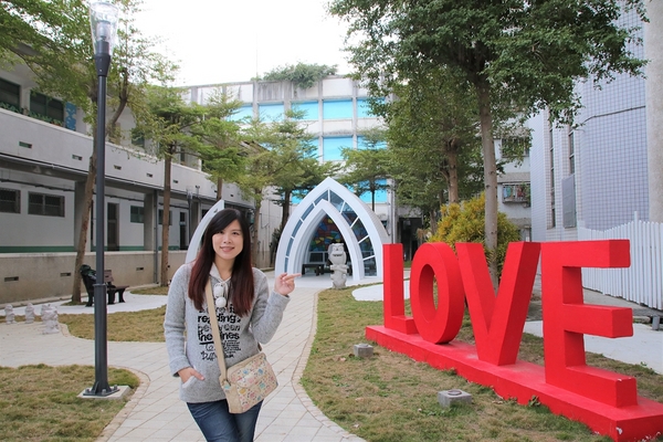 臺中市立圖書館霧峰以文分館:【台中霧峰景點】搶先曝光~臺中市立圖書館霧峰以文分館,隱藏版的夢幻小教堂與LOVE造景,約會美拍新地標