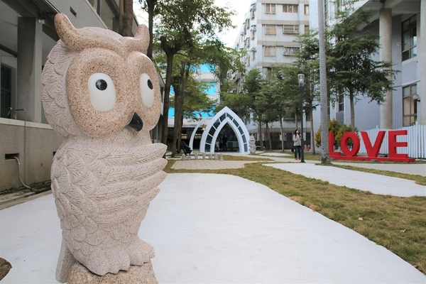 臺中市立圖書館霧峰以文分館:【台中霧峰景點】搶先曝光~臺中市立圖書館霧峰以文分館,隱藏版的夢幻小教堂與LOVE造景,約會美拍新地標