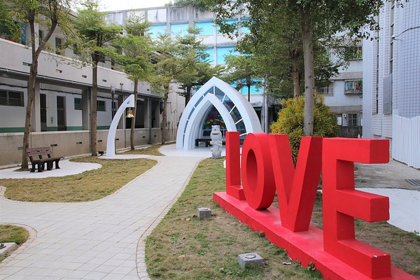 臺中市立圖書館霧峰以文分館:【台中霧峰景點】搶先曝光~臺中市立圖書館霧峰以文分館,隱藏版的夢幻小教堂與LOVE造景,約會美拍新地標