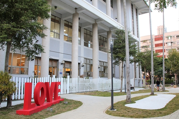 臺中市立圖書館霧峰以文分館:【台中霧峰景點】搶先曝光~臺中市立圖書館霧峰以文分館,隱藏版的夢幻小教堂與LOVE造景,約會美拍新地標