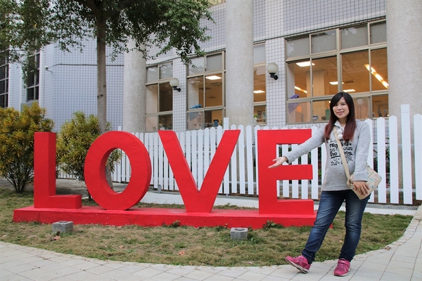 臺中市立圖書館霧峰以文分館:【台中霧峰景點】搶先曝光~臺中市立圖書館霧峰以文分館,隱藏版的夢幻小教堂與LOVE造景,約會美拍新地標