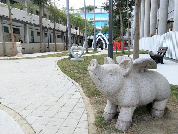 臺中市立圖書館霧峰以文分館:【台中霧峰景點】搶先曝光~臺中市立圖書館霧峰以文分館,隱藏版的夢幻小教堂與LOVE造景,約會美拍新地標